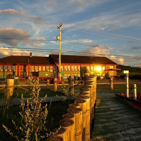 Auberge Internationale La Vieille Ecole Sainte Anne-des-Chênes Buitenkant foto