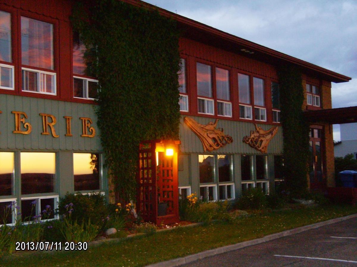 Auberge Internationale La Vieille Ecole Sainte Anne-des-Chênes Kamer foto