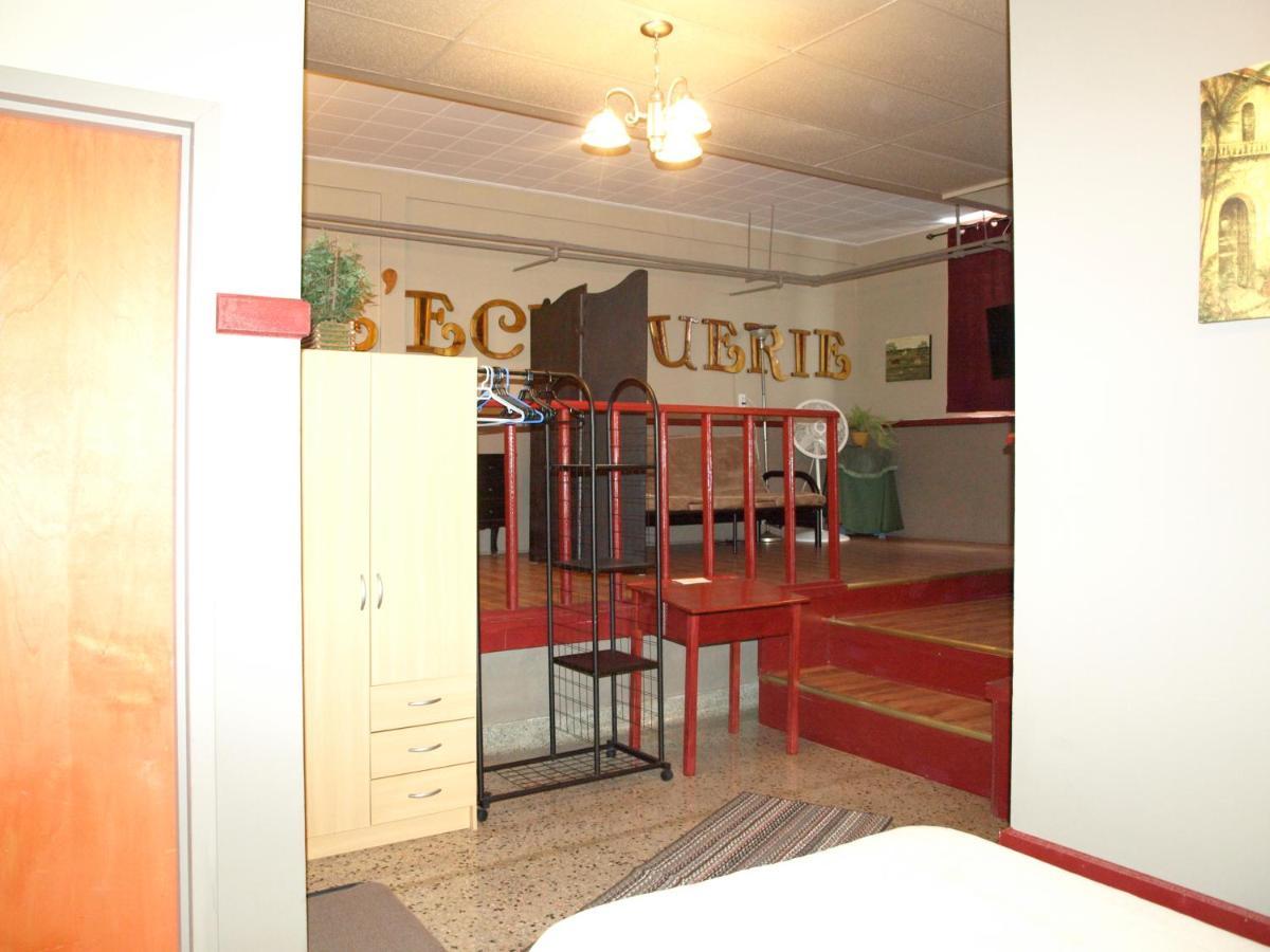 Auberge Internationale La Vieille Ecole Sainte Anne-des-Chênes Buitenkant foto