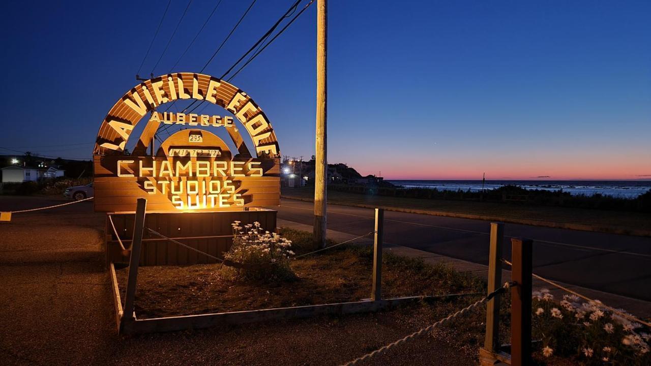 Auberge Internationale La Vieille Ecole Sainte Anne-des-Chênes Buitenkant foto