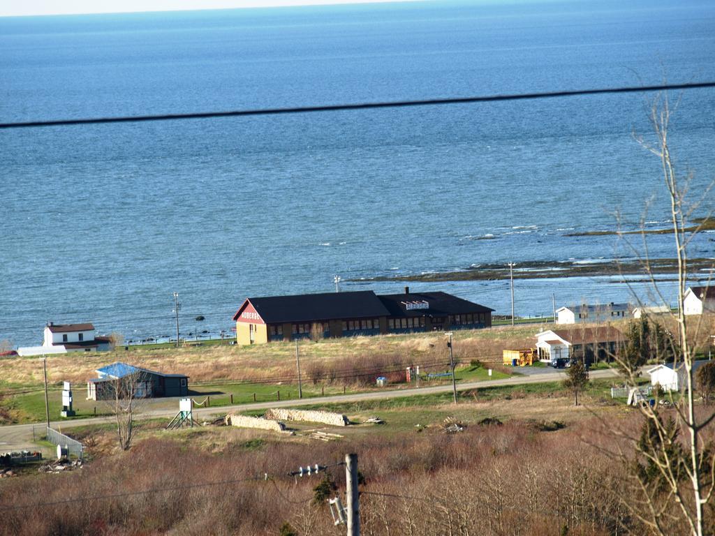 Auberge Internationale La Vieille Ecole Sainte Anne-des-Chênes Buitenkant foto