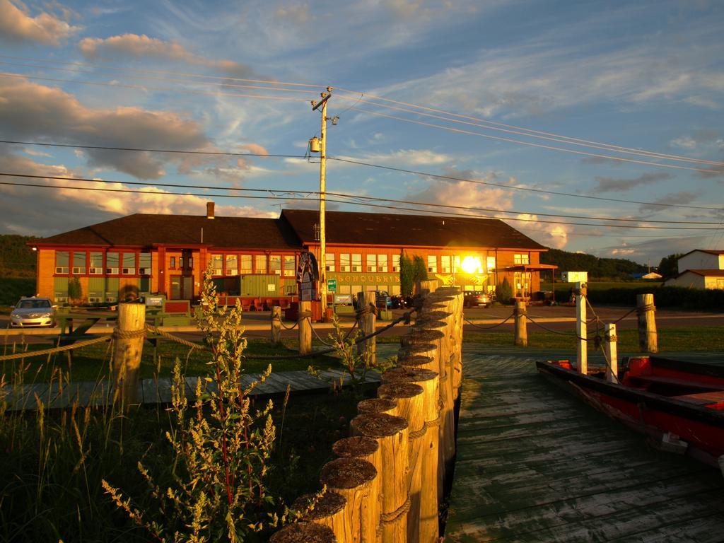 Auberge Internationale La Vieille Ecole Sainte Anne-des-Chênes Buitenkant foto