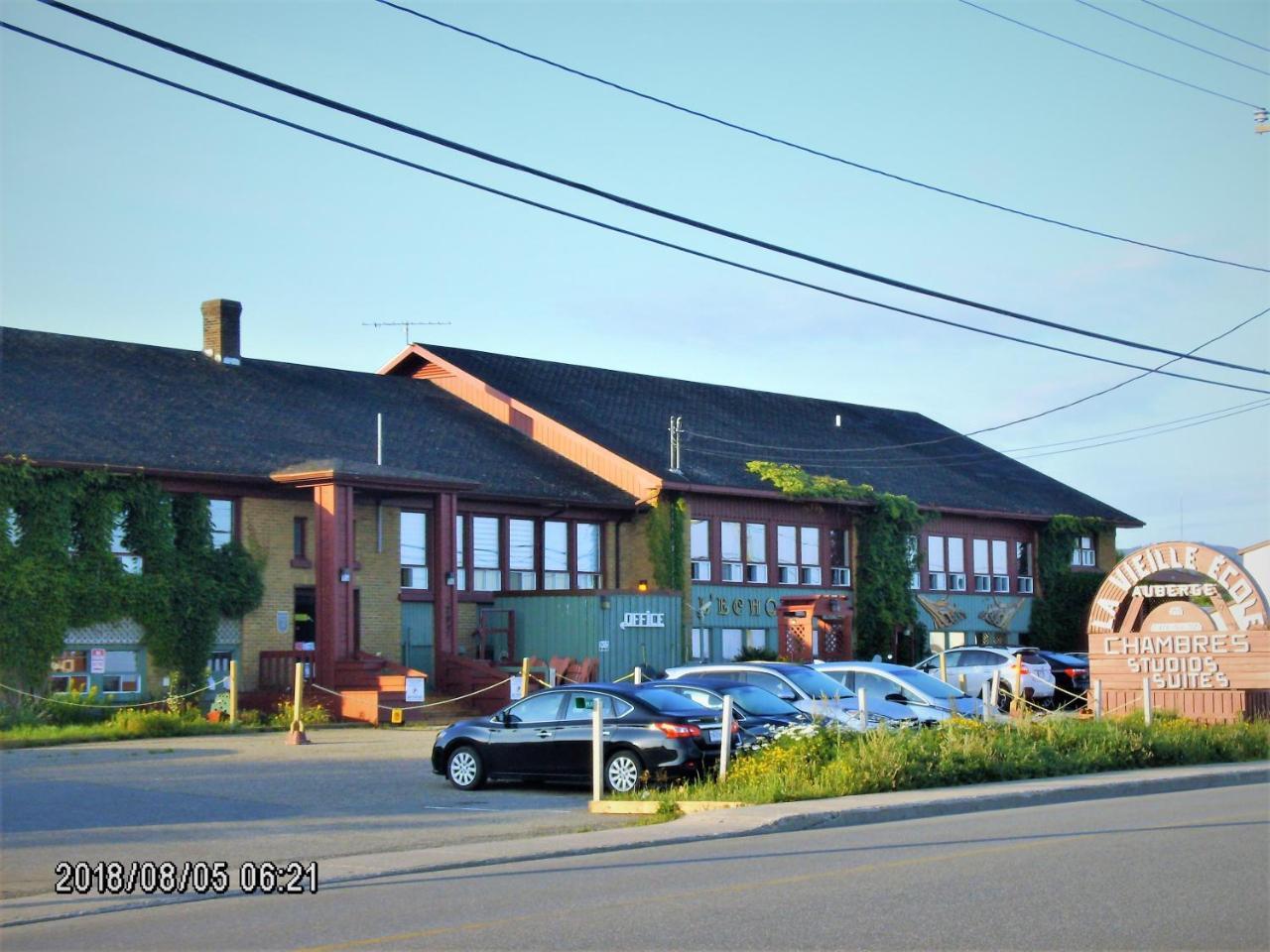 Auberge Internationale La Vieille Ecole Sainte Anne-des-Chênes Buitenkant foto